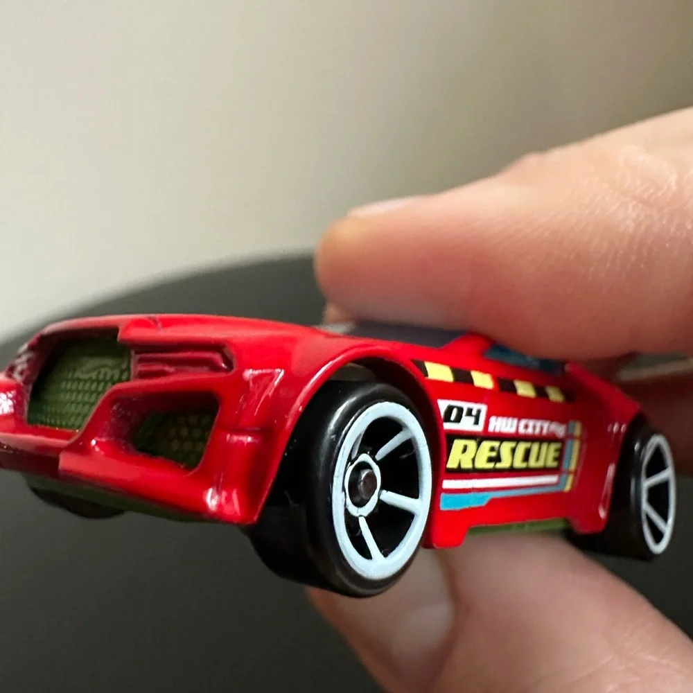 2009 HOT WHEELS TORQUE TWISTER #04 HW RESCUE RED 1:64 DIECAST 2.5" CAR - Picture 10 of 13